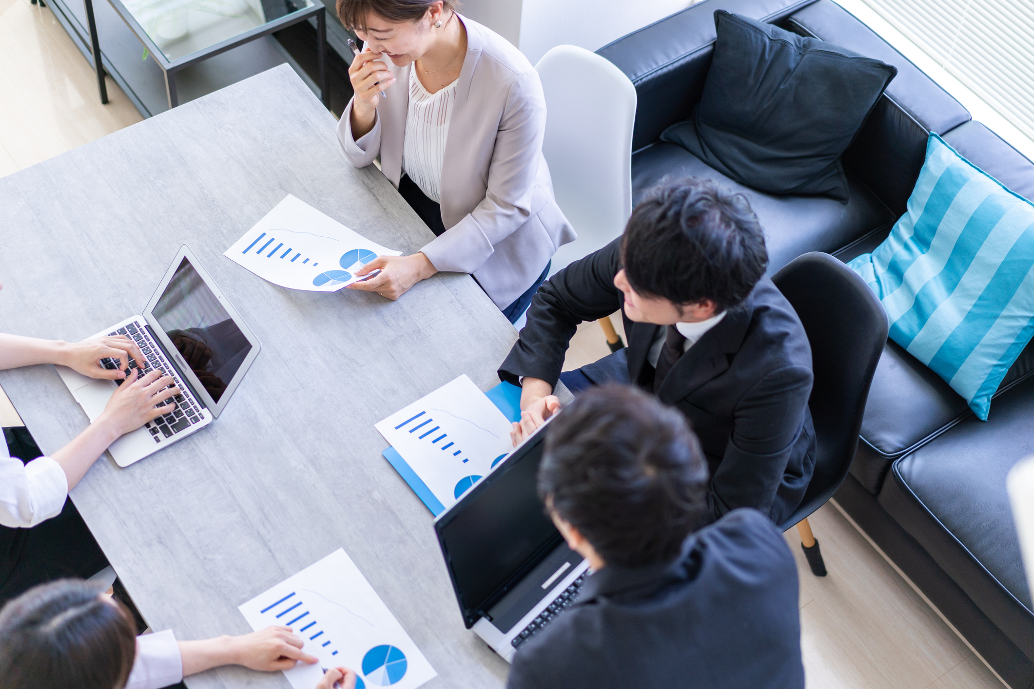 資料を開きながら会議をする様子